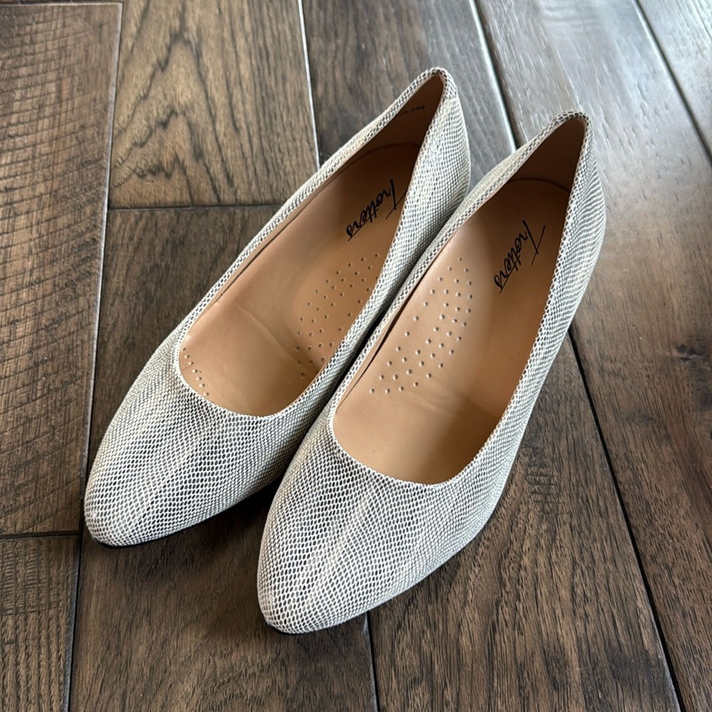 Trotters‎ Womens Kiera Beige heels 7.5 wide